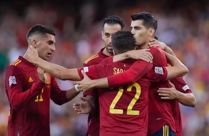 Archivo - Los jugadores de la selección española celebran un gol