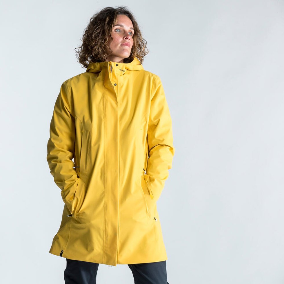 Decathlon presenta su chubasquero Sailing 300 para afrontar el otoño.