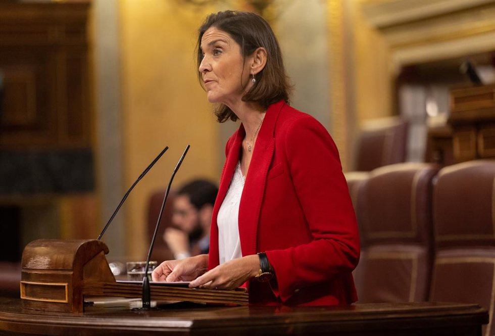 La ministra de Industria, Comercio y Turismo, Reyes Maroto, interviene durante una sesión plenaria en el Congreso de los Diputados, a 23 de noviembre de 2022, en Madrid (España).