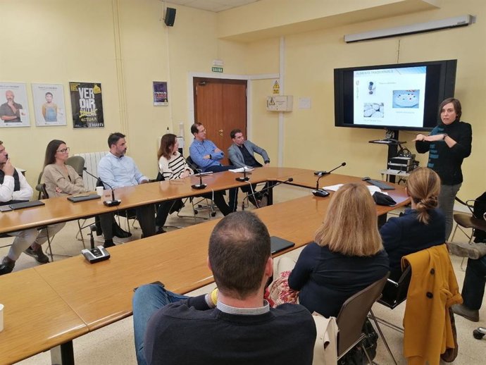 Una especialista  impartiendo la formación a las grandes superficies.