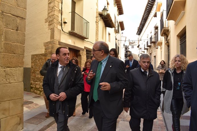 El presidente de la Diputación de Soria (izda) cede la presidencia del Consorcio del Cid al presidente de la Diputación de Teruel (dcha).