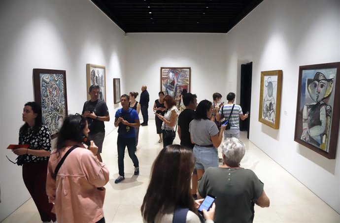 Decenas de turistas visitan el Museo Picasso de Málaga, en una imagen de archivo