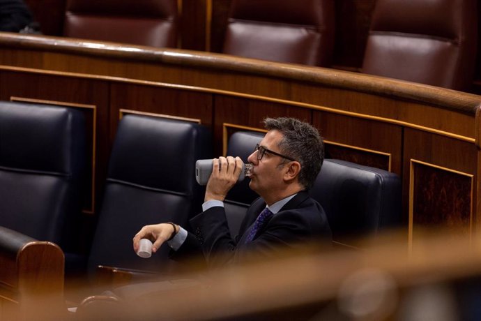 El ministro de la Presidencia, Relaciones con las Cortes y Memoria Democrática, Félix Bolaños, bebe agua durante una sesión plenaria en el Congreso de los Diputados, a 23 de noviembre de 2022, en Madrid (España). 