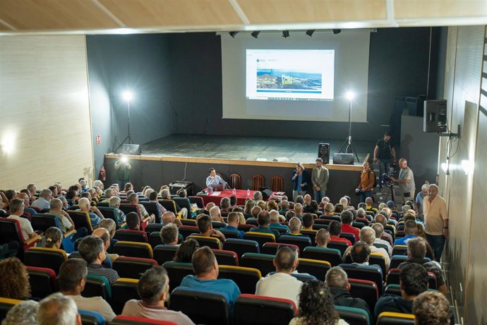 La Casa de la Cultura de Tazacorte, en La Palma, acoge la presentación de los avances del estudio de viabilidad para la reconstrucción de los cultivos de platanera afectados por la lava