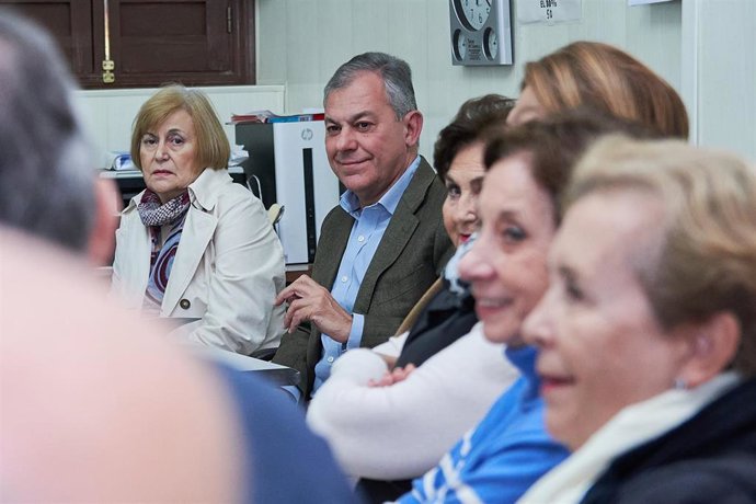 Reunión del candidato del PP a la Alcaldía, José Luis Sanz, con vecinos de San Lorenzo y del entorno de este barrio.