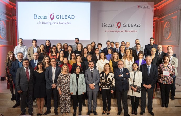 Foto famila de los premiados con becas Gilead  a la investigación Biomédica