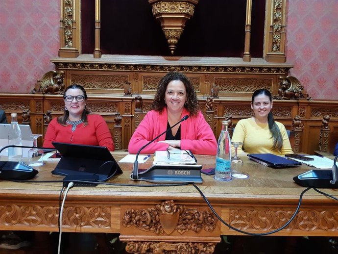 La presidenta del Consell de Mallorca, Catalina Cladera, junto a las vicepresidentas de la institución insular, Bel Busquets y Aurora Ribot.