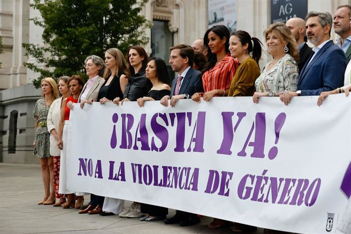 Archivo - Minuto de silencio convocado por el Ayuntamiento de Madrid como muestra de repulsa y condena por un asesinato machista  