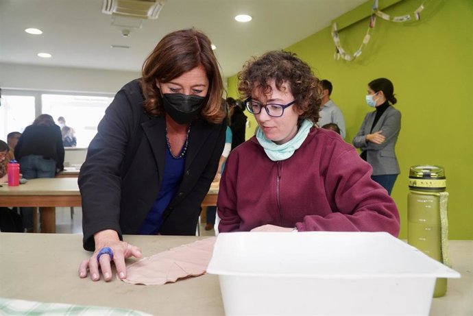 La presidenta del Govern, Francina Armengol, visita las instalaciones de la Fundación para personas con discapacidad de Menorca