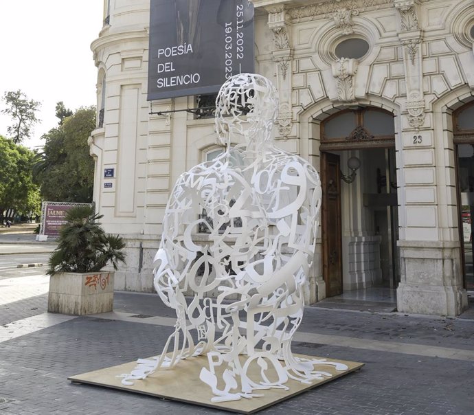 La Fundación Bancaja ha instalado en la explanada de la Plaza Tetuán, a la puerta de su centro cultural en Valncia, la obra White Nomad (2021) de Jaume Plensa