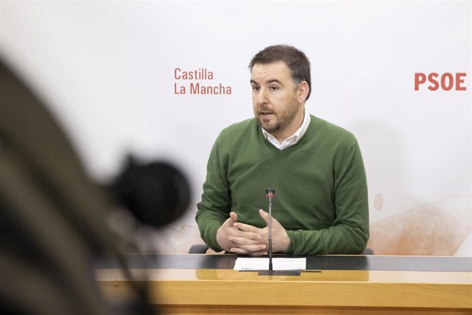 El diputado del PSOE en las Cortes regionales Antonio Sánchez Requena en rueda de prensa.