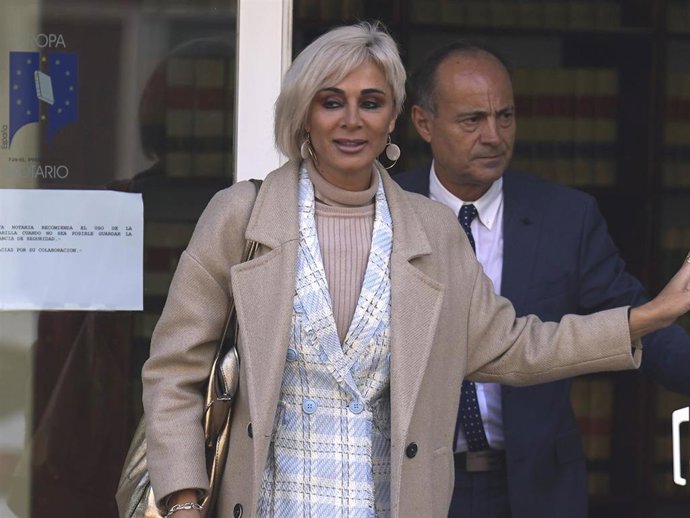 Ana María Aldón, saliendo de una notaría
