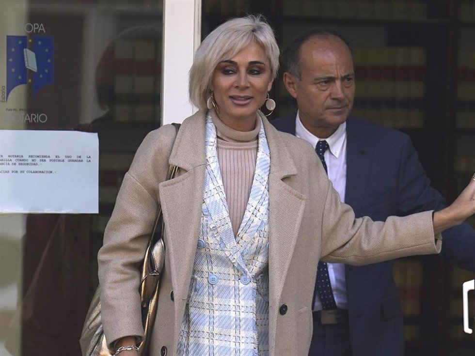 Ana María Aldón, saliendo de una notaría