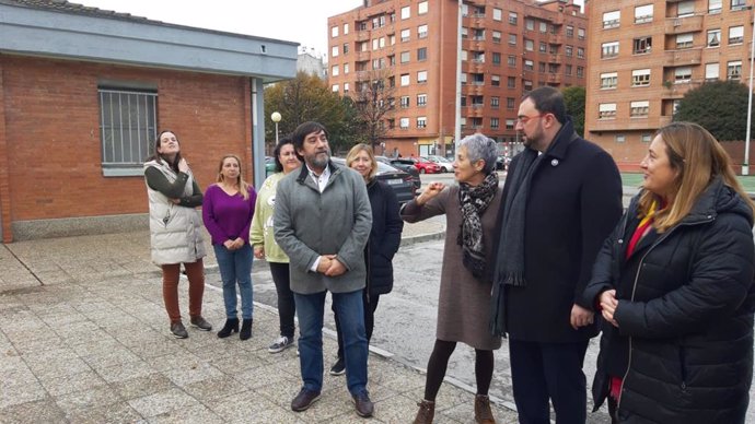 El presidente del Principado y la consejera de Educación, Adrián Barbón y Lydia Espina, visitan el colegio Laviada, en Gijón