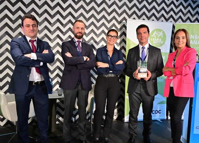 Rafael Simón, responsable de Logística de El Pozo Alimentación (2d) recoge la Estrella Lean&Green, concedida por Aecoc, con parte de su equipo