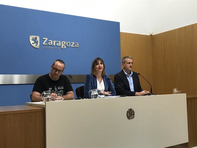 La portavoz del PSOE, Lola Ranera; el portavoz de Zaragoza en Común (ZeC), Alberto Cubero; y el portavoz de Podemos, Fernando Rivarés
