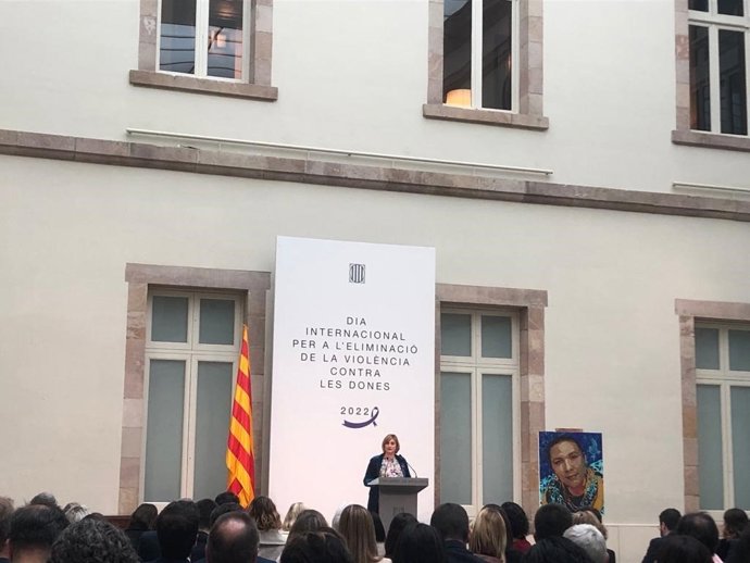 La vicepresidenta del Parlament en funciones de presidenta, Alba Vergés, en el acto de conmemoración del Día internacional para la eliminación de la violencia contra las mujeres.