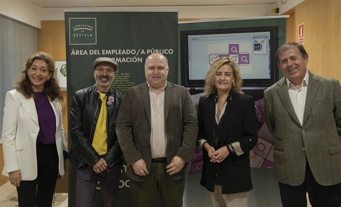 Encuentro con motivo del 25N en el salón de plenos de la Diputación de Sevilla.