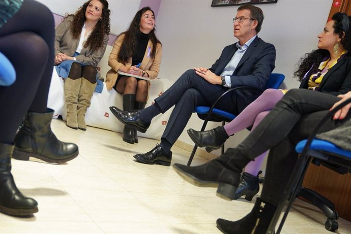 El  líder del PP, Alberto Núñez Feijóo, visita un centro de mujeres de acogida de violencia de género. En Madrid, a 22 de noviembre de 2022.