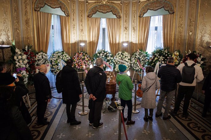 Varias personas visitan la capilla ardiente del cantautor y guitarrista cubano Pablo Milanés, para darle el último adiós, en la Casa de América, a 23 de noviembre de 2022, en Madrid (España). El cantautor falleció ayer, 22 de noviembre, tras permanecer 