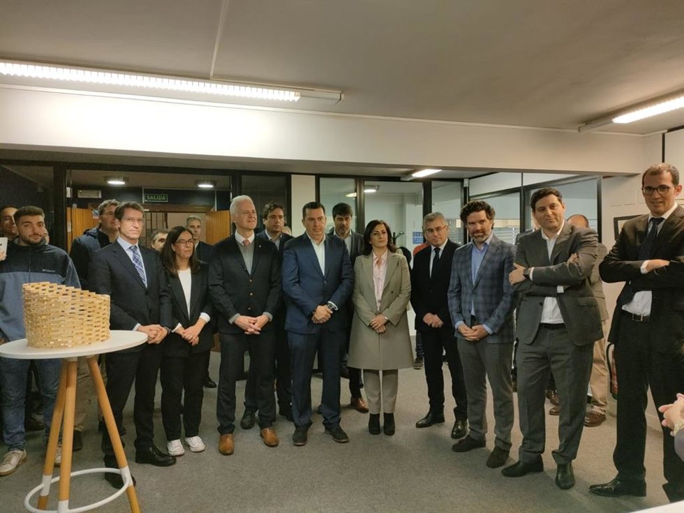 Autoridades y directivos de Hiberus Osaba en la inauguración de las instalaciones en Logroño