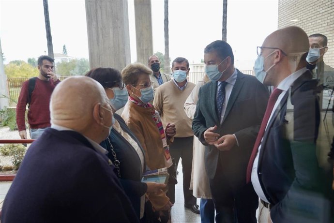 Antonio Sanz en la residencia de mayores Sor María Prado en El Puerto.
