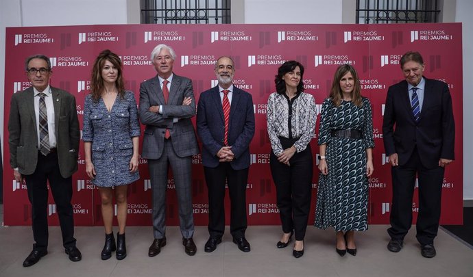 Foto de grup dels guardonats Premis Jaume I 2022