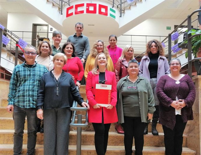 Foto de familia tras el convenio firmado con la patronal en relación al sector de ayuda a domicilio de la provincia.