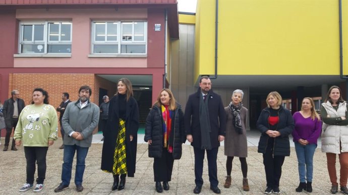 Adrián Barbón, presidente del Principado de Asturias, visita, junto a otras autoridades locales y regionales, el colegio Laviada, en Gijón