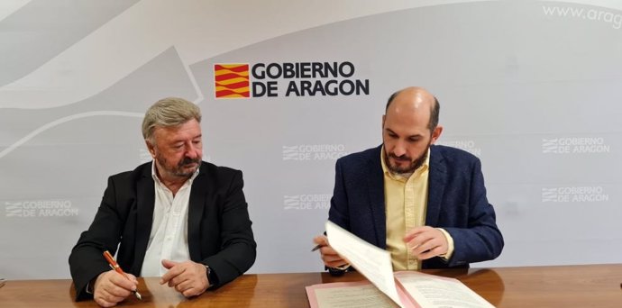 El director general de Medio Natural, Diego Bayona,  junto al presidente de la Red Aragonesa de Desarrollo Rural, José María Merino, durante la firma del convenio de colaboración.