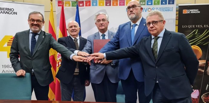 Representantes del Gobierno de Aragón, la Diputación Provincial de Zaragoza, la Feria de Zaragoza,la  Federación Española de Enología y la Asociación Aragonesa de Enólogos durante la firma del convenio de colaboración para la promoción de VinEspaña.