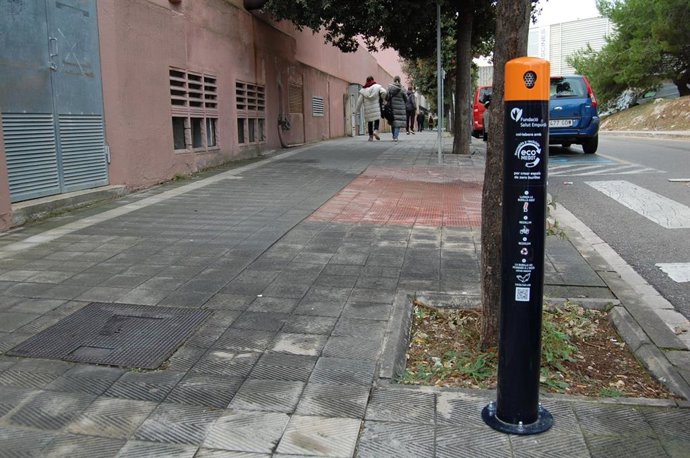 Uno de los ceniceros de reciclaje de colillas
