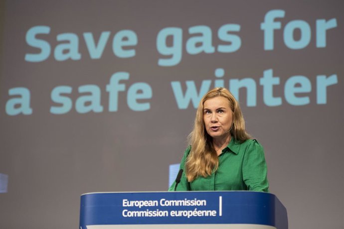 Archivo - HANDOUT - 20 July 2022, Belgium, Brussels: EU commissioner for Energy Estonia's Kadri Simson gives a press conference after the College meeting on the 'Save gas for a safe winter' package at the EU headquarters. Photo: Lukasz Kobus/European Co
