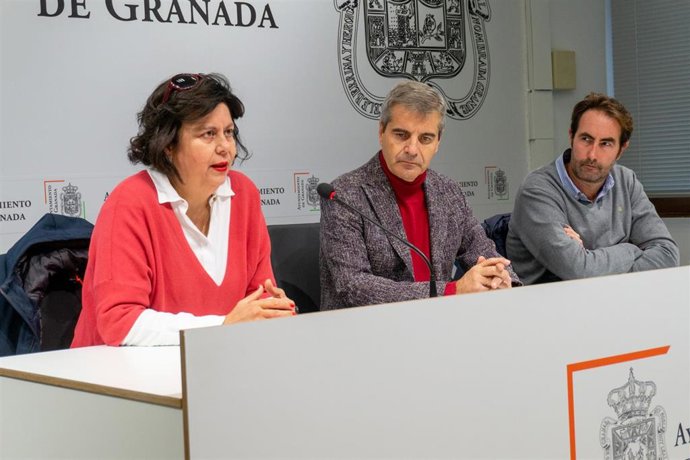 El portavoz del PP en el Ayuntamiento, César Díaz, en el centro, en una rueda de prensa sobre ruidos