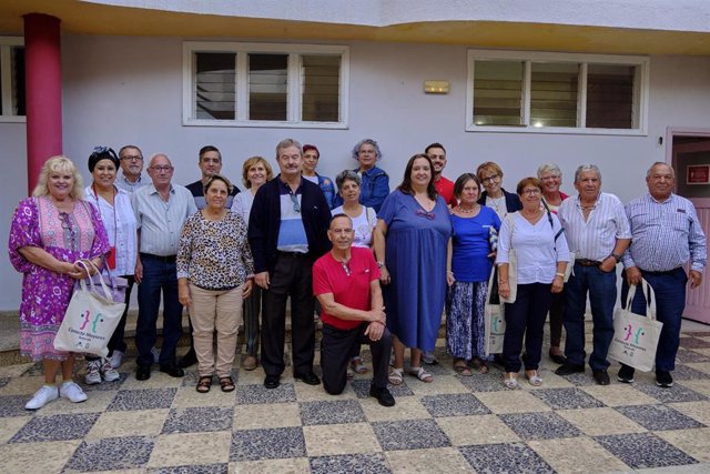 Archivo - La consejera de Acción Social del Cabildo de Tenerife, Marian Franquet, con los vecinos beneficiarios del programa de turismo social
