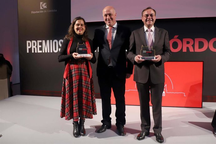 El presidente de la Diputación de Córdoba, Antonio Ruiz (centro), junto al delegado de Medio Natural y Carreteras, Francisco Palomares, y a la gerente de Vías Verdes de la Fundación de los Ferrocarriles Españoles, Arantxa Hernández.