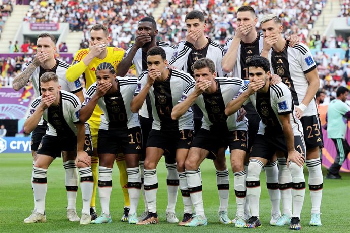 23 November 2022, Qatar, Al Rayyan: Germany players pose for the team photo before the start of the FIFA World Cup Qatar 2022 Group E soccer match between Germany and Japan at Khalifa International Stadium. Photo: Christian Charisius/dpa