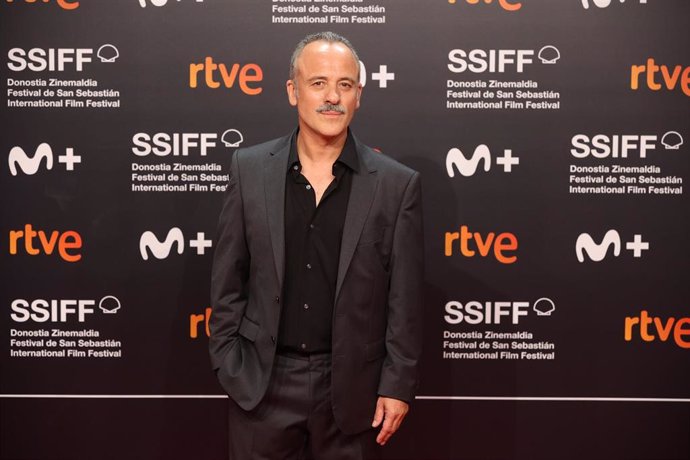 Archivo - Javier Gutiérrez posa durante la gala de apertura del Festival de San Sebastián 2022 en el Kursaal, a 16 de septiembre de 2021.