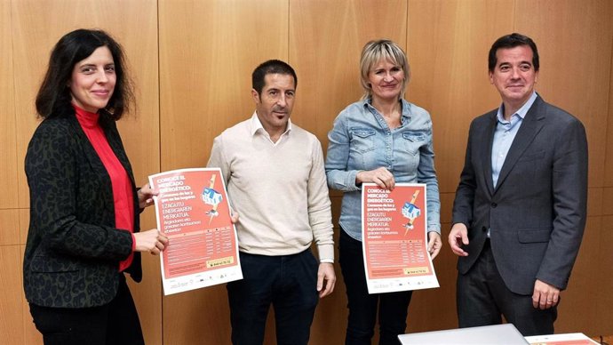 Uxue Itoiz, directora general de Industria, Energía y Proyectos estratégicos; Juan Carlos Castillo, presidente de la FNMC; Maitena Ezkutari, directora general de Turismo, Comercio y Consumo; y Mikel Irujo, consejero de Desarrollo Económico y Empresarial