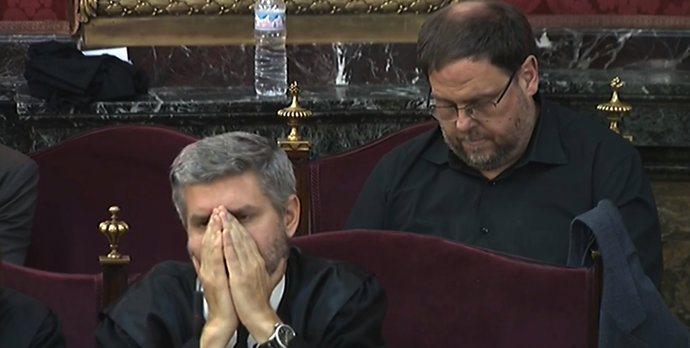 Archivo - (I-D) El abogado de Oriol Junqueras y Raül Romeva, Andreu Van Den Eyde y el preso del procés y exvicepresidente de la Generalitat, Oriol Junqueras, durante el turno de las conclusiones de la Fiscalía en el juicio por el procés en el Tribunal S