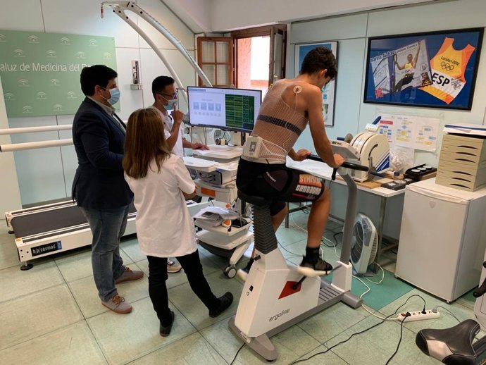 El delegado territorial de Turismo, Cultura y Deporte de la Junta de Andalucía en Cádiz, Jorge Vázquez Calderón, visitando las instalaciones de la sede del Centro Andaluz de Medicina del Deporte de la provincia de Cádiz