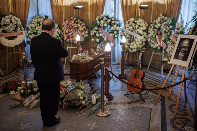 El ministro de Cultura y Deporte, Miquel Iceta, visita la capilla ardiente del cantautor y guitarrista cubano Pablo Milanés, en la Casa de América, a 23 de noviembre de 2022, en Madrid (España). El cantautor falleció ayer, 22 de noviembre, tras permanec