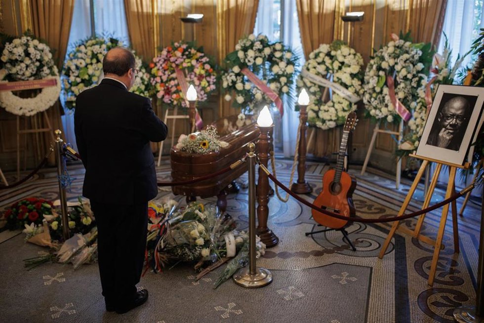 El ministro de Cultura y Deporte, Miquel Iceta, visita la capilla ardiente del cantautor y guitarrista cubano Pablo Milanés, en la Casa de América, a 23 de noviembre de 2022, en Madrid (España). El cantautor falleció ayer, 22 de noviembre, tras permanec