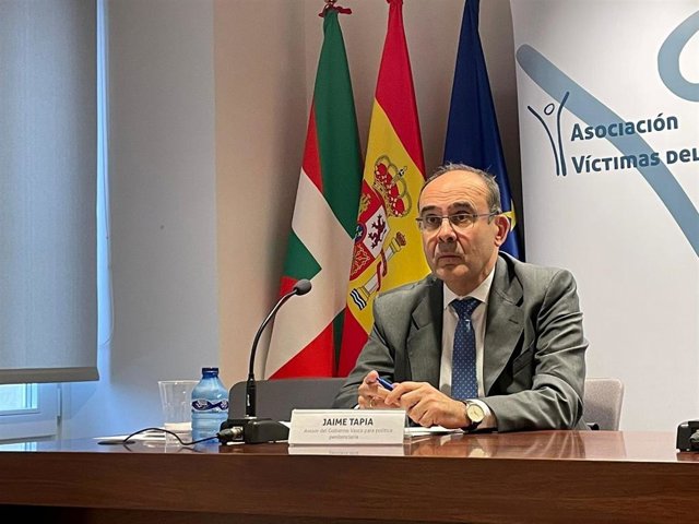 El asesor del Gobierno Vasco en materia penitenciaria, Jaime Tapia (i), y el fiscal de la Audiencia Nacional Carlos Bautista, en una jornada de la AVT moderada por la abogada Carmen Ladrón de Guevara