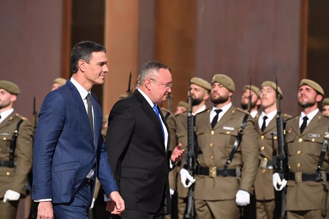 El presidente del Gobierno, Pedro Sánchez (i), recibe al primer ministro de Rumanía, Nicolae-Ionel Ciuca (d), en la cumbre histórica Hispano-Rumana, en el Palacio de Congresos de Castellón, a 23 de noviembre de 2022, en Castellón de la Plana,