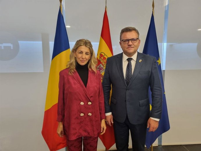 La vicepresidenta segunda y ministra de Trabajo, Yolanda Díaz, con su homólogo rumano, Marius-Constantin Budai.