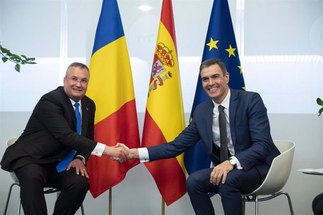 El presidente del Gobierno, Pedro Sánchez (d), y el primer ministro de Rumanía, Nicolae-Ionel Ciuca