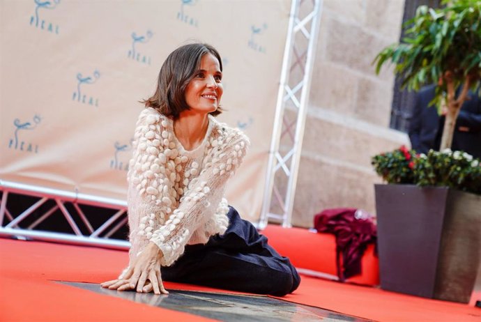 Elena Anaya descubre su estrella en el Paseo de la Fama de Almería como premio 'Almería, tierra de cine' de Fical