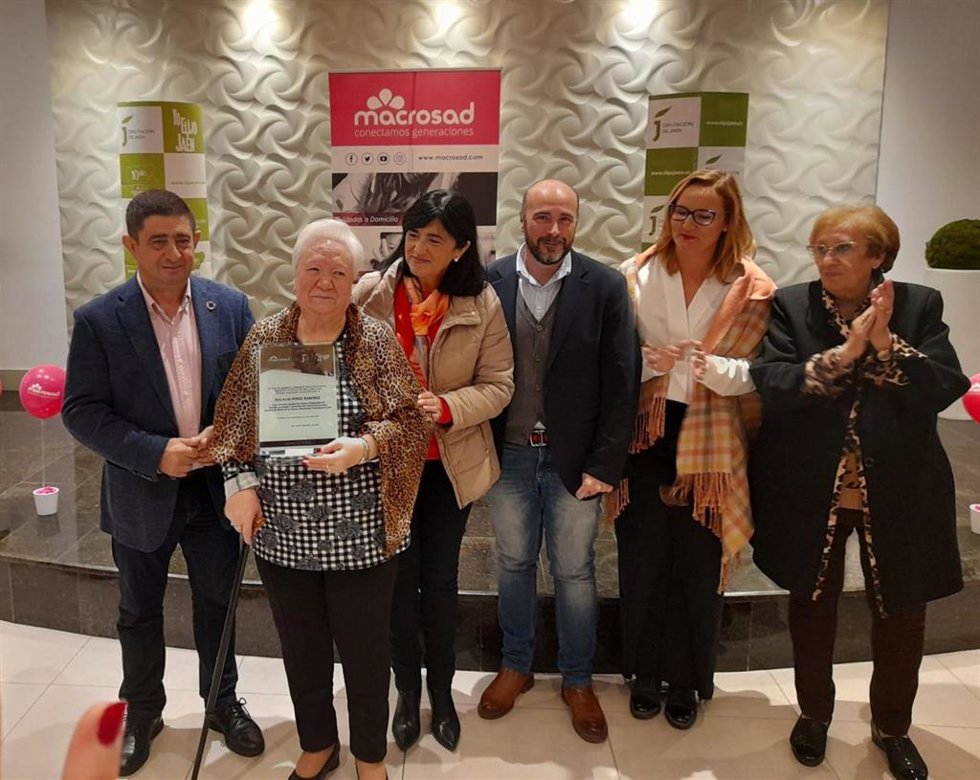 Más de 80 usuarios del servicio de ayuda a domicilio participan en un encuentro comarcal en Rus