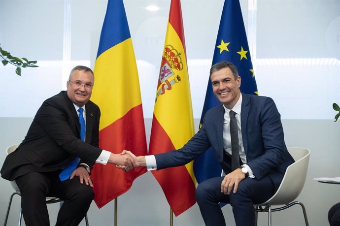 El presidente del Gobierno, Pedro Sánchez (d), y el primer ministro de Rumanía, Nicolae-Ionel Ciuca (i), se estrechan la mano en la cumbre histórica Hispano-Rumana, en el Palacio de Congresos de Castellón, a 23 de noviembre de 2022, en Castellón de la P